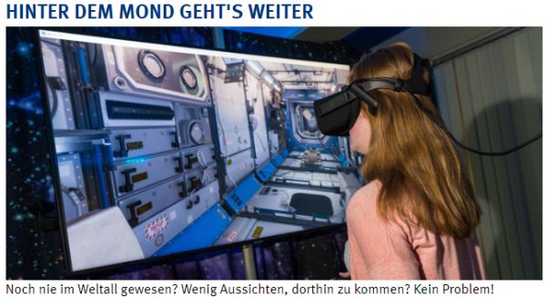 Besucherin mit VR-Brille vor Bildschirm