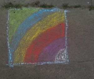 Regenbogen auf dem Bürgersteig, mit Kreide gemalt